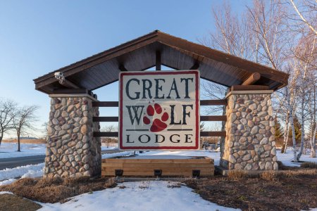 Foto de Cataratas del Niágara, Ontario, Canadá - 4 de marzo de 2018: Señal de Great Wolf Lodge en la entrada del resort. Great Wolf Resorts es una cadena de parques acuáticos interiores. - Imagen libre de derechos