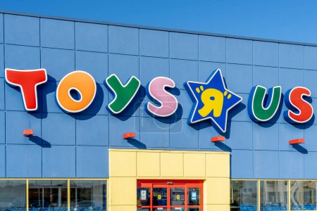Foto de Richmond Hill, Ontario, Canadá - 30 de octubre de 2018: Toys "R" Us store is seen. Toys "R" Us es un minorista de juguetes, ropa y productos para bebés estadounidense.. - Imagen libre de derechos