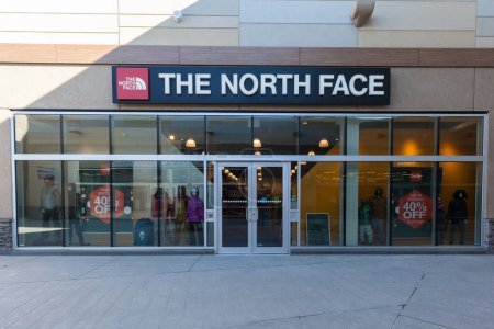 Foto de Niagara On the Lake, Canadá- 10 de septiembre de 2019: El escaparate North Face en Outlet Collection en Niagara, una empresa estadounidense de productos para exteriores especializada en ropa exterior, calzado y equipos. - Imagen libre de derechos