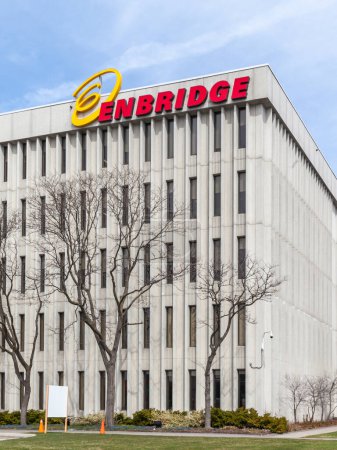 Foto de Toronto, Ontario, Canadá - 27 de abril de 2018: Señal de Enbridge en el edificio de oficinas centrales en Toronto. Enbridge Gas Distribution Inc es una multinacional canadiense de transporte de energía. - Imagen libre de derechos