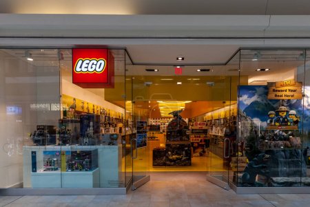 Foto de Toronto, Canadá - 7 de febrero de 2018: Lego store front in the Fairview Mall in Toronto. Lego es una línea de juguetes de construcción de plástico fabricados por The Lego Group en Dinamarca.. - Imagen libre de derechos