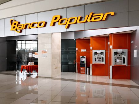 Téléchargez les photos : Alajuela, Costa Rica - 4 octobre 2018 : Banco Popular ATM at City Mall in Alajuela near San Jose. Banco Popular est une banque d'État costaricaine . - en image libre de droit
