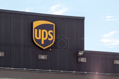 Téléchargez les photos : Concord, Ontario, Canada - Le 10 juin 2018 : UPS signe sur le bâtiment du centre de service à la clientèle d'UPS à Concord, Ontario, Canada. UPS est une société multinationale américaine de livraison de colis. - en image libre de droit