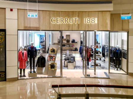 Téléchargez les photos : Taipei, Taiwan - 8 décembre 2018 : Vitrine Cerruti 1881 dans un centre commercial. Cerruti 1881 est une marque de la maison de couture, fondée en 1967 à Paris. - en image libre de droit