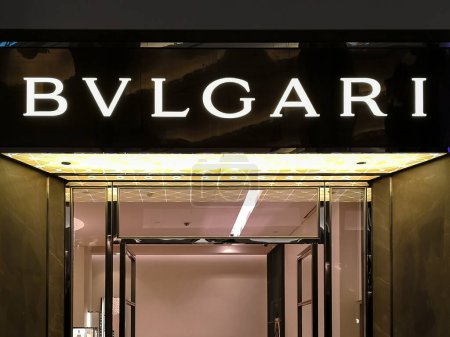 Foto de Taipei, Taiwán - 8 de diciembre de 2018: signo de la tienda BVLGARI en un centro comercial. BVLGARI es una marca de lujo italiana. - Imagen libre de derechos