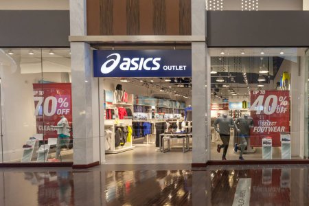 Téléchargez les photos : Vaughan, Ontario, Canada - 24 mars 2018 : Devant le magasin ASICS au centre commercial Vaughan Mills près de Toronto. ASICS est une multinationale japonaise qui produit des chaussures et des équipements sportifs. - en image libre de droit