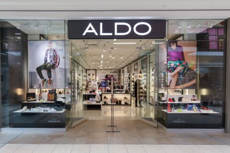 Foto de Toronto, Canadá - 7 de febrero de 2018: Aldo store front in the Fairview Mall in Toronto. El Grupo Aldo es un minorista canadiense que posee y opera una cadena mundial de tiendas de zapatos y accesorios. - Imagen libre de derechos