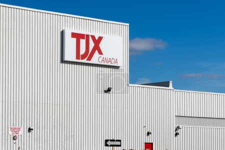 Téléchargez les photos : Brampton, Ontario, Canada- 4 novembre 2018 : Panneau mural de TJX Canada à leur entrepôt de Brampton, Ontario, Canada. TJX est une multinationale américaine de grands magasins hors prix. - en image libre de droit