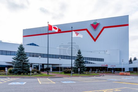 Téléchargez les photos : Brampton, Ontario, Canada- Le 4 novembre 2018 : Canadian Tire Distribution Centre à Brampton, Ontario, une entreprise canadienne vend une vaste gamme de produits automobiles, de quincaillerie, de sport et de maison. - en image libre de droit