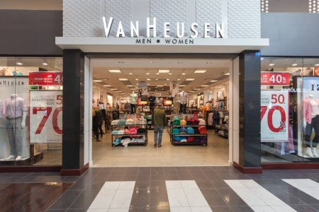 Téléchargez les photos : Vaughan, Ontario, Canada - 24 mars 2018 : Vitrine Van Heusen à Vaughan Mills à Toronto. Van Heusen appartenant à une société américaine de vêtements PVH Corp. - en image libre de droit