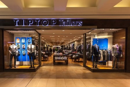 Téléchargez les photos : Toronto, Canada - 7 février 2018 : Tip Top Tailors vitrine dans le Fairview Mall à Toronto. Tip Top Tailors est une chaîne canadienne de vêtements au détail qui vend principalement des vêtements pour hommes.. - en image libre de droit