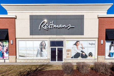 Foto de Aurora, Ontario, Canadá - 22 de abril de 2018: Una tienda Reitmans en Aurora, Ontario, Canadá. Reitmans Ltd. es una empresa minorista canadiense especializada en ropa de mujer.. - Imagen libre de derechos
