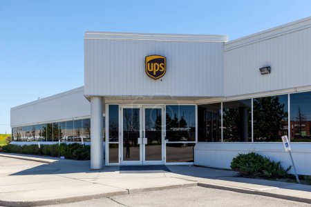 Foto de Mississauga, Ontario, Canadá - 13 de mayo de 2018: Vista exterior de la oficina central de UPS Canadá en Mississauga cerca del aeropuerto de Pearson, Ontario. UPS es una empresa multinacional estadounidense de entrega de paquetes. - Imagen libre de derechos