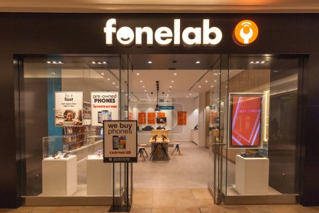 Foto de Toronto, Canadá - 7 de febrero de 2018: Fonelab tienda en Fairview Mall, un taller de reparación de teléfonos móviles operado por una empresa privada con sede en Toronto. - Imagen libre de derechos