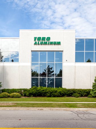 Téléchargez les photos : Vaughan, Ontario, Canada - Le 10 juin 2018 : Bâtiment du siège social Toro Aluminum à Vaughan, Ontario, chef de file dans le développement et la fabrication de murs et de portes de fenêtres. - en image libre de droit