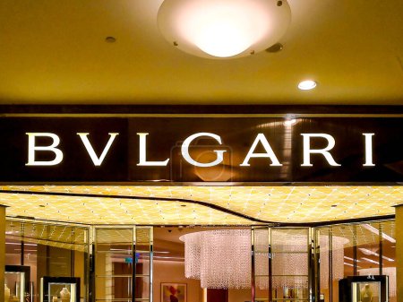 Foto de Taipei, Taiwán - 8 de diciembre de 2018: signo de la tienda BVLGARI en un centro comercial. BVLGARI es una marca de lujo italiana. - Imagen libre de derechos