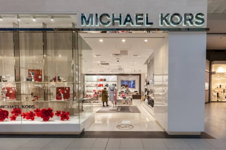 Foto de Toronto, Canadá - 10 de febrero de 2018: Tienda Michael Kors en el centro comercial Eaton Centre. Michael Kors Holdings Limited es una empresa de moda de lujo estadounidense que se estableció en 1981.. - Imagen libre de derechos