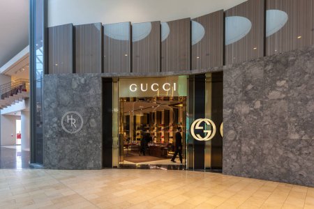 Téléchargez les photos : Toronto, Canada - le 23 février 2018 : Gucci devant le centre commercial de Toronto. Gucci est une marque italienne de mode et de maroquinerie de luxe. - en image libre de droit