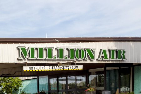 Téléchargez les photos : Markham, Ontario, Canada- Le 16 juin 2018 : Panneau de Million Air à l'entrée de l'aéroport municipal de Buttonville à Markham, une compagnie aérienne privée qui exploite des exploitants de services fixes. - en image libre de droit