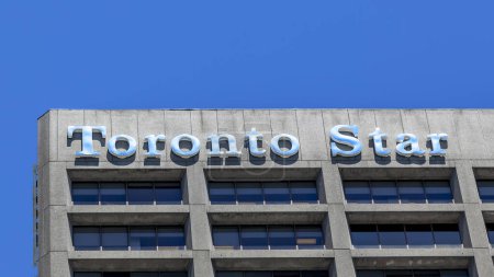Foto de Toronto, Canadá - 19 de junio de 2018: Cierre del cartel de Toronto Star en su edificio de oficinas centrales en Toronto. Toronto Star es un periódico canadiense de hoja ancha.. - Imagen libre de derechos