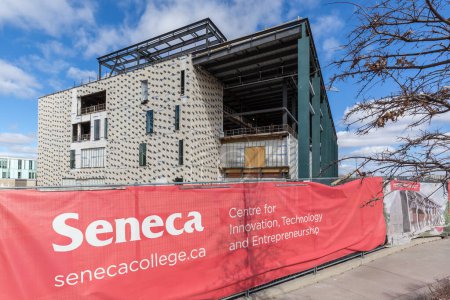 Téléchargez les photos : Toronto, Canada - 11 mars 2018 : Un nouveau bâtiment pour (CITE) est en construction au campus Newnham du Seneca College. Seneca College of Applied Arts and Technology est un collège public Toronto. - en image libre de droit