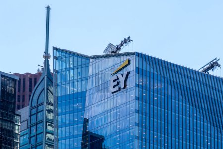 Foto de Toronto, Canadá-2 de julio de 2018: Firma y logotipo de EY en EY Tower en el centro de Toronto. Ernst & Young es una multinacional de contabilidad con sede en Londres, Inglaterra.. - Imagen libre de derechos