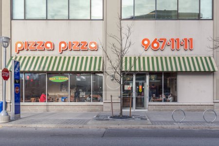 Foto de Toronto, Canadá- febrero 22, 2018: Pizza Pizza restaurante en Shops at Don Mills en Toronto, un restaurante canadiense franquiciado de pizza de comida rápida. - Imagen libre de derechos