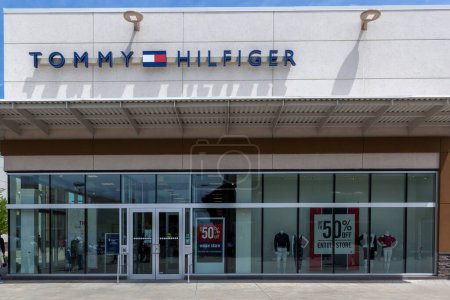 Téléchargez les photos : Niagara On the Lake, Canada- 20 mai 2018 : Tommy Hilfiger vitrine dans Outlet Collection à Niagara, un détaillant américain. - en image libre de droit