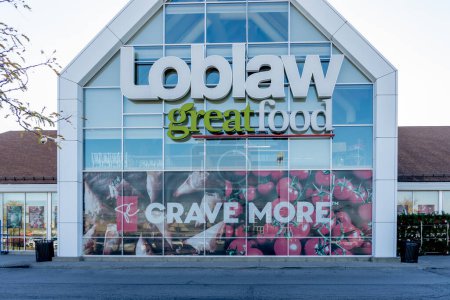 Téléchargez les photos : Richmond Hill, On, Canada - 30 octobre 2018 : Magasin Loblaws à Richmond Hill, Ontario. Loblaws Inc. est une chaîne de supermarchés canadienne, une filiale de Loblaw Companies Limit. - en image libre de droit