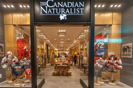 Téléchargez les photos : Toronto, Canada - Le 10 février 2018 : Magasin de cadeaux naturaliste canadien devant le centre commercial Eaton Centre à Toronto, source de souvenirs, d'aliments et plus encore. - en image libre de droit