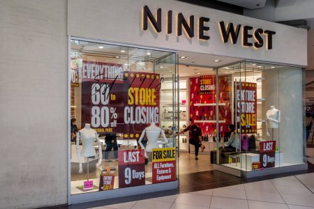 Téléchargez les photos : Toronto, Canada - Le 19 juin 2018 : Neuf magasins de chaussures West dans le centre commercial de Toronto, Canada. Neuf West ont annoncé des ventes hors service. - en image libre de droit