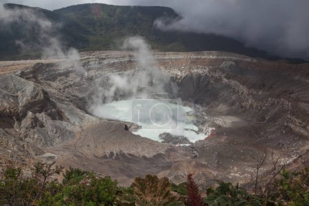 Le cratère du volcan Poas dans le parc national du volcan Poas au centre du Costa Rica, montré après les éruptions de 2017, est un stratovolcan actif de 2 708 mètres (8 885 pieds).