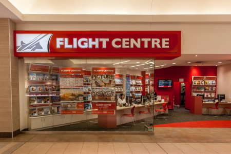 Téléchargez les photos : Toronto, Canada - Le 7 février 2018 : Vitrine du Flight Centre au Fairview Mall à Toronto. Flight Centre Travel Group est le plus grand fournisseur mondial de services et de produits de voyage en Australie. - en image libre de droit