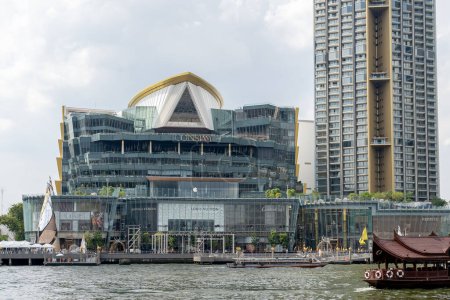 Foto de Bangkok, Tailandia - 7 de diciembre de 2018: Vista exterior de ICONSIAM, un desarrollo de uso mixto a orillas del río Chao Phraya en Bangkok, Tailandia, incluye un gran centro comercial. - Imagen libre de derechos