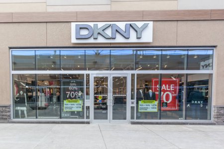 Téléchargez les photos : Niagara On the Lake, Canada- 4 mars 2018 : DKNY vitrine dans Outlet Collection à Niagara. DKNY est une maison de mode new-yorkaise spécialisée dans les articles de mode pour hommes et femmes. - en image libre de droit