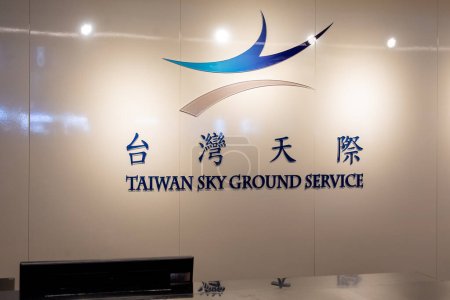 Foto de Taoyuan, Taiwán- 20 de noviembre de 2018: Taiwan Sky Ground firma en el mostrador del Aeropuerto Internacional de Taoyuan, cerca de Taipei. Taiwan Sky se especializa en el campo de los servicios terrestres en Taiwán. - Imagen libre de derechos