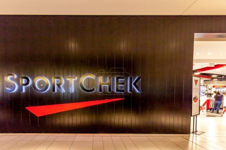 Foto de Toronto, Canadá - 5 de mayo de 2018: Tienda Sport Chek frente al centro comercial Eaton Centre en Toronto. Sport Chek es el mayor minorista canadiense de ropa deportiva y equipo deportivo. - Imagen libre de derechos