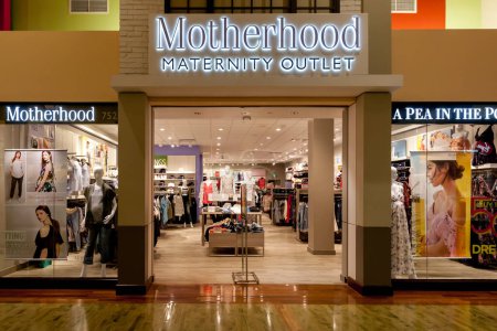 Foto de Toronto, Canadá - 24 de marzo de 2018: Maternidad Maternidad tienda en Vaughan Mills en Toronto. - Imagen libre de derechos