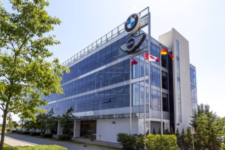 Téléchargez les photos : Richmond Hill, Ontario, Canada - Le 8 juin 2018 : BMW signe au siège social de BMW Canada à Richmond Hill. BMW est une multinationale allemande. - en image libre de droit