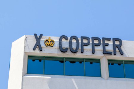 Foto de Toronto, Canadá - 11 de junio de 2018: Señal de X-Copper en el edificio de Toronto, X-Copper es el principal equipo de defensa legal de Canadá. - Imagen libre de derechos