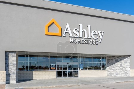 Téléchargez les photos : Richmond Hill, Ontario, Canada - Le 30 octobre 2018 : Ashley HomeStore. Ashley HomeStore est une chaîne américaine de magasins de meubles qui vend des produits Ashley Furniture. - en image libre de droit