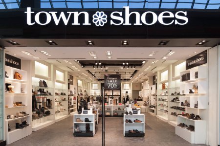 Téléchargez les photos : TORONTO, CANADA - LE 19 JANVIER 2018 : Devant le magasin Town Shoes dans le centre commercial Fairview à Toronto. DSW INC, propriétaire de Town Shoes basé aux États-Unis, fermera les 38 magasins au Canada d'ici janvier 2019. - en image libre de droit