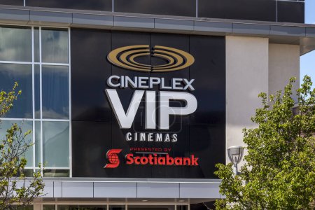 Foto de Toronto, Ontario, Canadá - 15 de junio de 2018: Un primer plano Cineplex Cinemas firmar. Cineplex Cinemas operado por Cineplex, una compañía canadiense de entretenimiento. - Imagen libre de derechos
