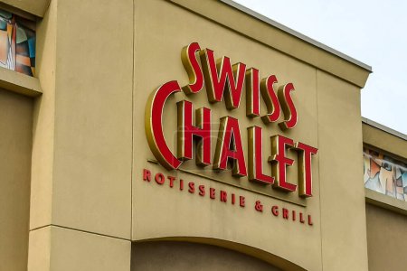 Foto de Toronto, Ontario, Canadá- 8 de septiembre de 2018: Señal de restaurante Swiss Chalet en Toronto. Swiss Chalet es una cadena canadiense de restaurantes casuales fundada en 1954 en Toronto, Ontario.. - Imagen libre de derechos