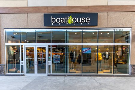 Foto de Boathouse store is seen in Niagara-on-the-Lake, Ontario, Canada on septiembre 10, 2019. Boathouse es una tienda canadiense especializada en ropa y equipo de estilo de vida activo. - Imagen libre de derechos