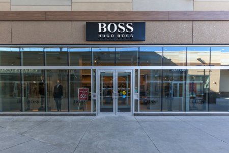 Téléchargez les photos : Le magasin Boss se trouve à Niagara-on-the-Lake, On, Canada, le 10 septembre 2019. Hugo Boss AG (BOSS) est une entreprise allemande de vêtements. - en image libre de droit