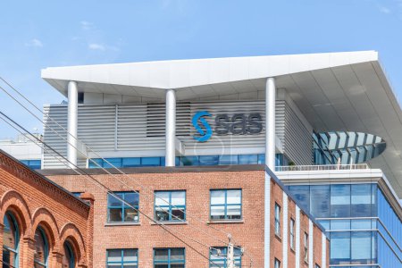 Téléchargez les photos : Toronto, Canada - Le 19 juin 2018 : Des affiches du SAS sur l'immeuble de leur siège social au Canada sont visibles à Toronto. SAS Institute est un développeur multinational américain de logiciels d'analyse. - en image libre de droit