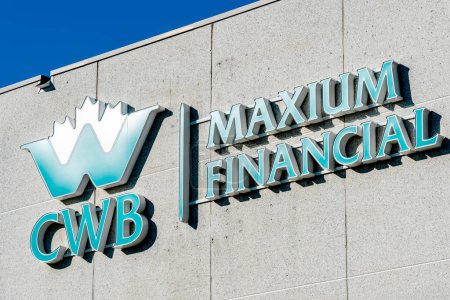 Foto de Richmond Hill, Ontario, Canadá - 30 de octubre de 2018: Cierre del cartel de CWB Maximum Financial en el edificio de Richmond Hill, Canadá, parte del grupo de empresas CWB Financial. - Imagen libre de derechos