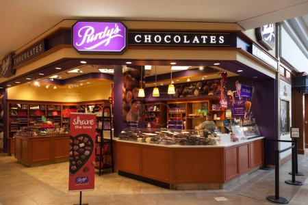 Téléchargez les photos : TORONTO, CANADA - LE 19 JANVIER 2018 : La boutique Purdy's Chocolates devant le centre commercial Fairview à Toronto. Purdys Chocolatier est un chocolatier, un fabricant de confiseries et un détaillant canadien.. - en image libre de droit