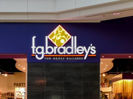 Foto de Toronto, Canadá- 17 de diciembre de 2018: Señal de la tienda de F.G. Bradley en el centro comercial Fairview en Toronto. F.G.Bradley 's es la tienda de salas de juegos Premier de Canadá - Imagen libre de derechos